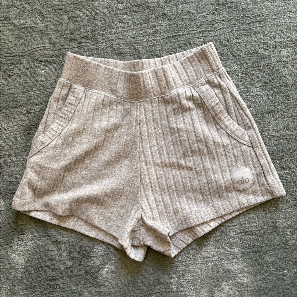 ALO Yoga Women's Light Gray Ribbed Athletic Shorts